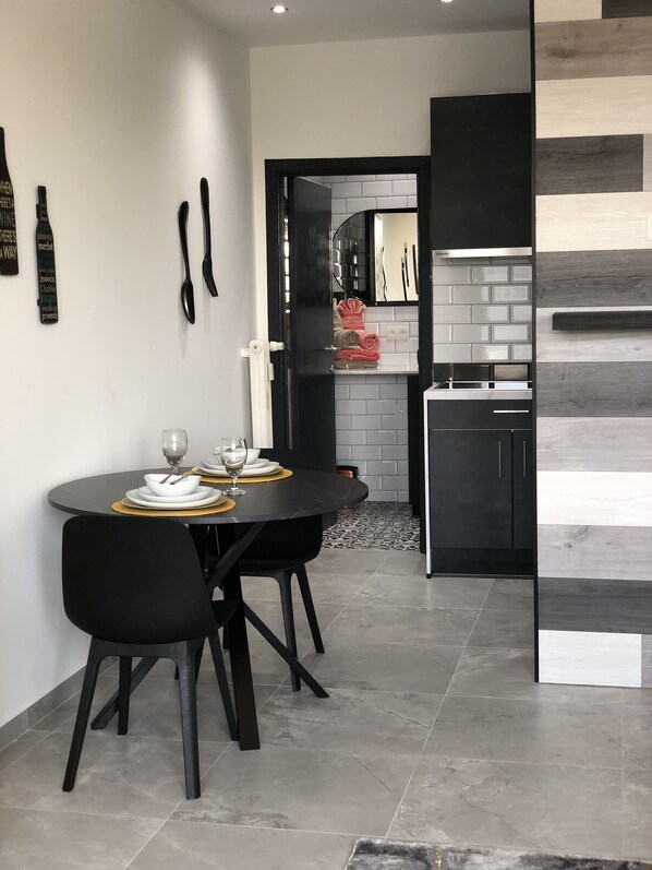 Dining - Cozy pied a terre in Brussels Capital of Europe. (Koekelberg)