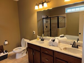 Secador de pelo, toallas, jabón, papel higiénico