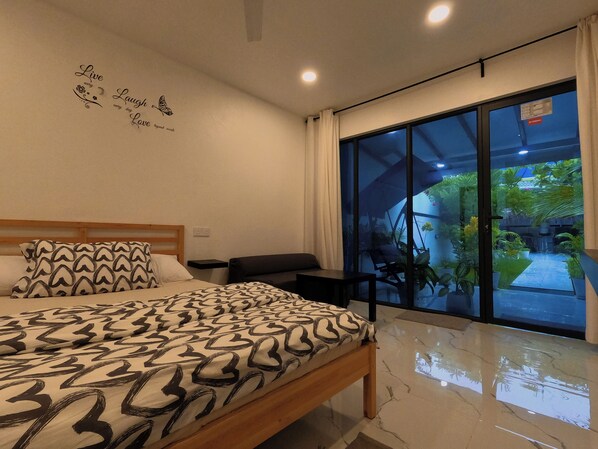 Habitación Deluxe, varias camas, vista al jardín, en el área del jardín | 4 habitaciones, wifi gratis y ropa de cama 