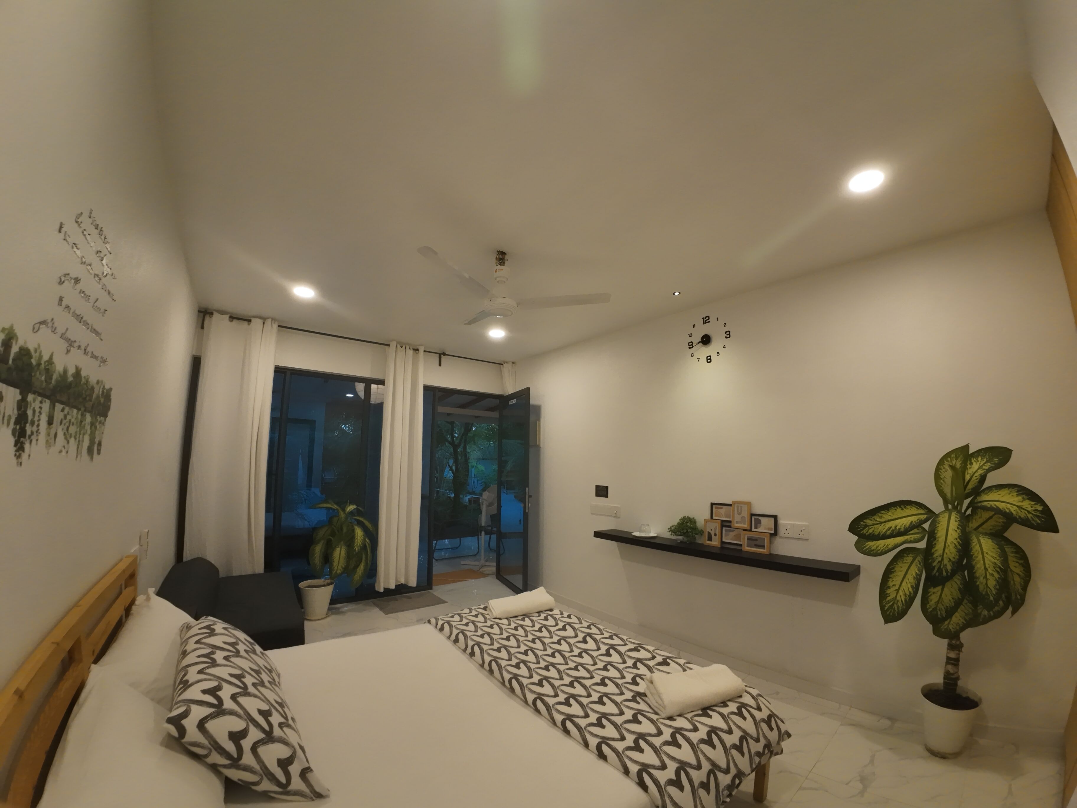 Quarto luxo, vista para o jardim, no jardim | 4 quartos, Wi-Fi de cortesia, roupa de cama