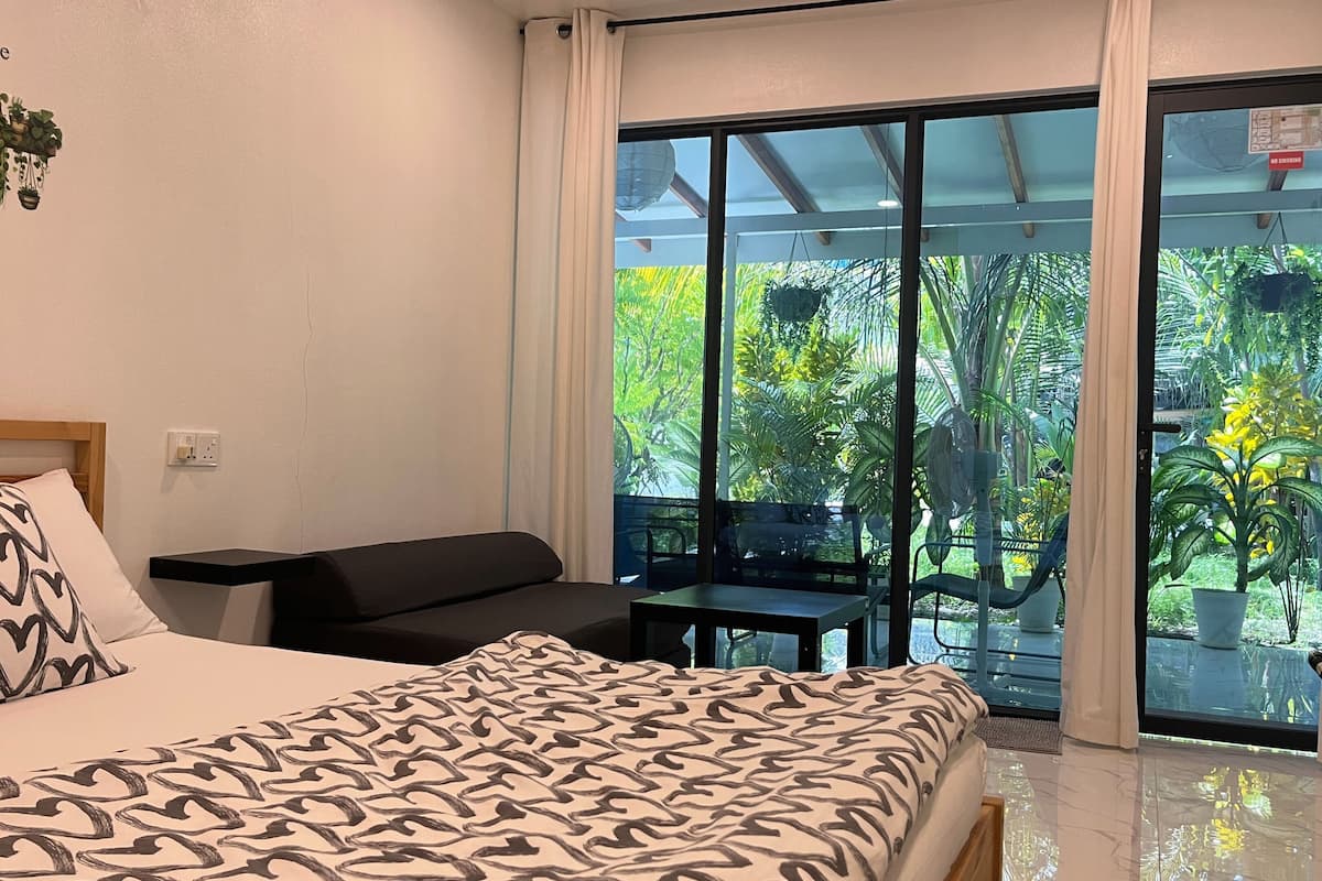 Deluxe-Zimmer, Mehrere Betten, Gartenblick, zum Garten hin