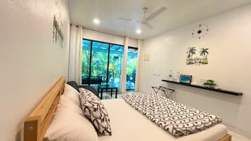 Habitación Deluxe, varias camas, vista al jardín, en el área del jardín | 4 habitaciones, wifi gratis y ropa de cama