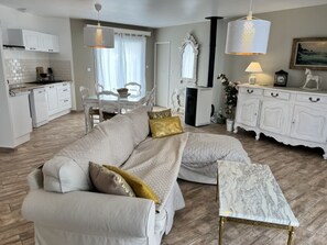 TV, books - Villa Marguerite (Sainte-Marguerite-sur-Mer)