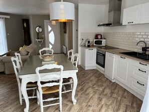 Fridge, microwave, oven, stovetop - Villa Marguerite (Sainte-Marguerite-sur-Mer)