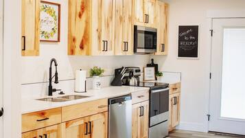 Batterie de cuisine, vaisselle et ustensiles