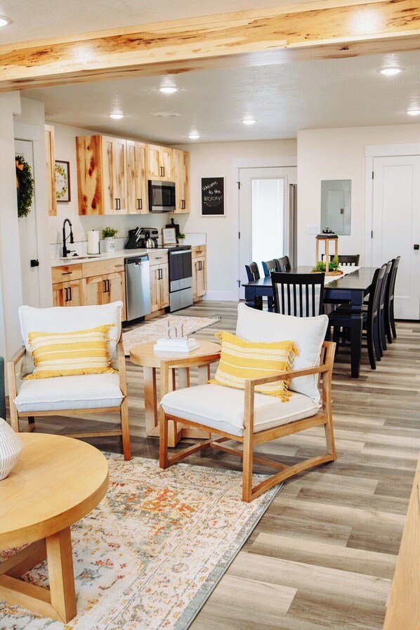 Interior - Creekside Cabins Hickory, Stay w views, near Lava (McCammon)