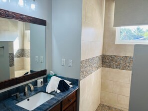Shower, hair dryer, towels - Beautiful One Bedroom, Full Kitchen in Placencia village (Placencia)
