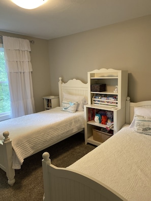 4 bedrooms, desk, free WiFi, bed sheets