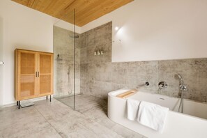Shower, hair dryer, towels, soap - Stunning 160m2 Vacation Rental with Unrestricted Forest Views (Wermelskirchen)
