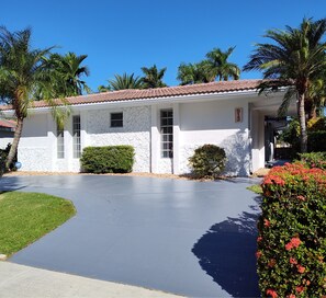 Exterior - MiaBella of Hollywood by RedAwning (Hollywood)