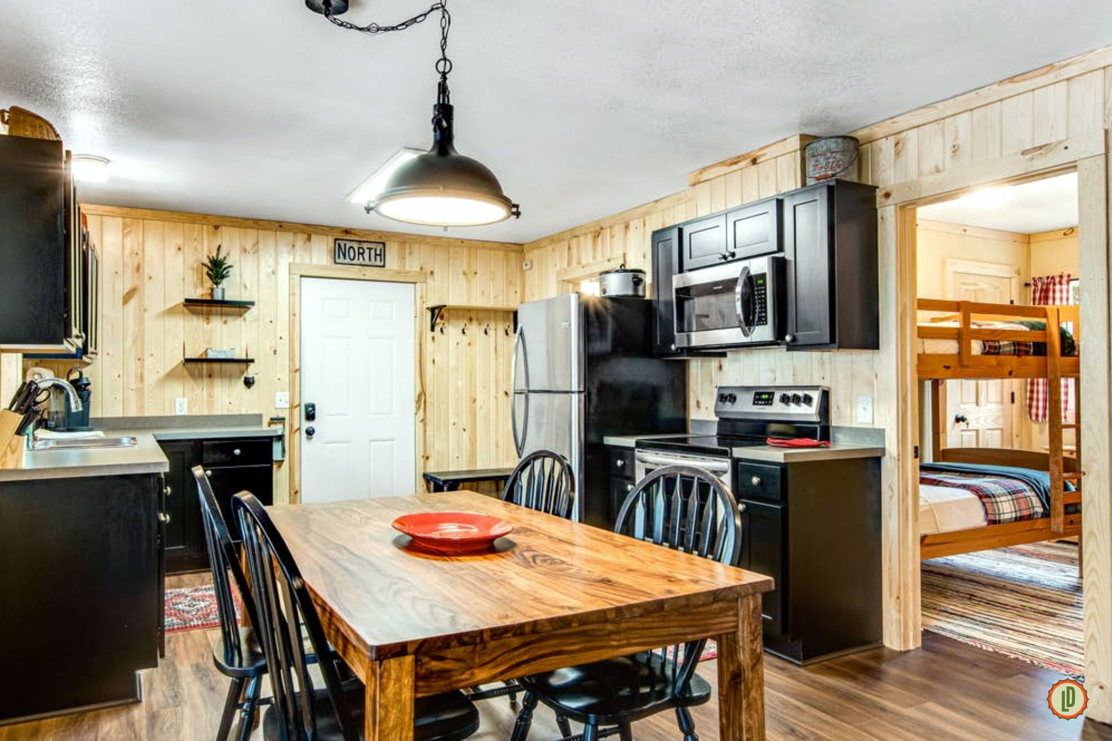 Lured Den - Private Lakefront Cottage