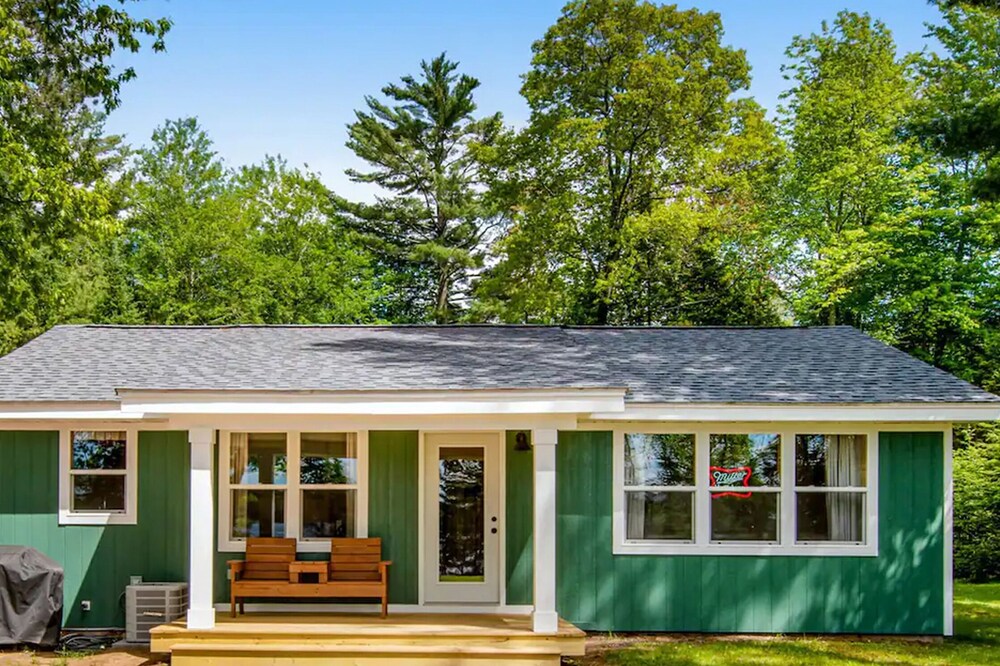 Lured Den - Private Lakefront Cottage