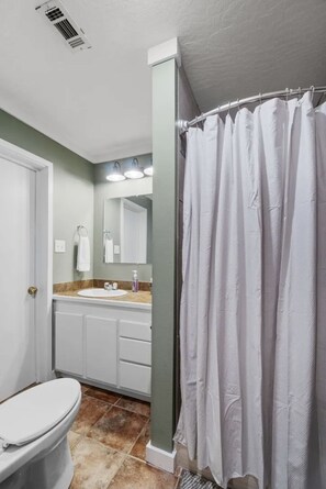 Haartrockner, Handtücher, Seife, Toilettenpapier