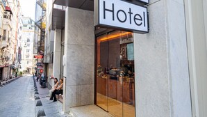 Un hotel llamado 'Stay Lab Espresso Lab' con una fachada moderna y una entrada visible.