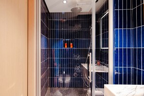 Shower, free toiletries, hair dryer, slippers - Stay Lab Taksim (Istanbul)