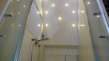 Dusche, Haartrockner, Bidet, Handtücher