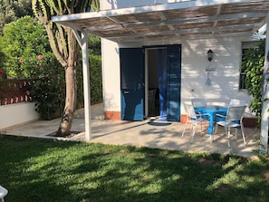 Outdoor dining - Blue and white malsine in Marzamemi (Marzamemi)
