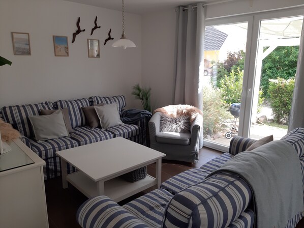 تلفزيون، مدفأة، كُتُب، ستيريو