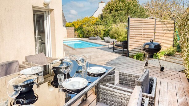 A backyard with a pool, outdoor seating, and a barbecue grill. - Villa with heated pool & garden - 5 min from the sea, by Groom (Guidel)