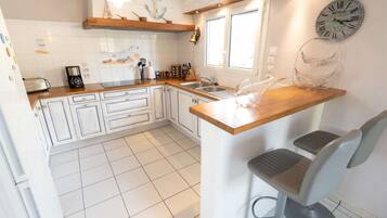 Een koelkast, een microgolfoven, een oven, een kookplaat