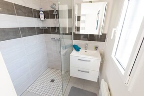 Combined shower/tub, hair dryer, towels, soap