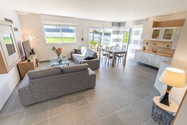 TV, bøker og stereoanlegg