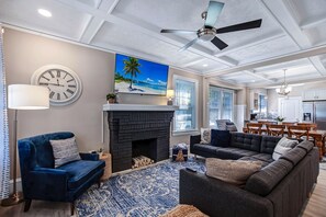 Living area - Avondale Home - Parks, shops, entertainment in walking distance (Jacksonville)