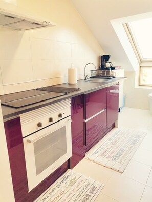 Een koelkast, een microgolfoven, een oven, een kookplaat