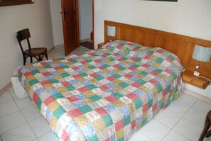 5 Schlafzimmer, Schreibtisch, Bügeleisen/Bügelbrett