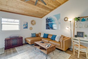 TV - Breezy Cape Canaveral Townhome ~ 1 Mi to Beach! (Cape Canaveral)