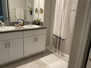 Doccia, asciugamani, sapone, carta igienica