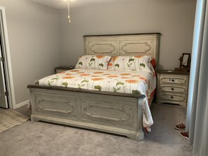 3 عدّة غرف نوم ومكواة/لوح كي وملاءات أسرّة