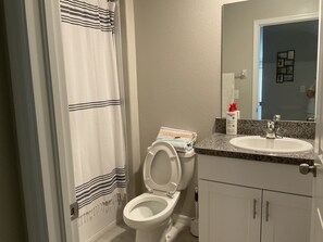 تجهيزات دش، مناشف، صابون، ورق حمّام