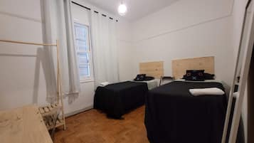 Kahden hengen huone | Pimennysverhot, silitysrauta/-lauta, ilmainen Wi-Fi, vuodevaatteet