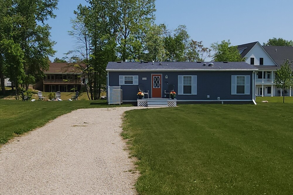 Island Cottage close to everything in downtown Caseville!