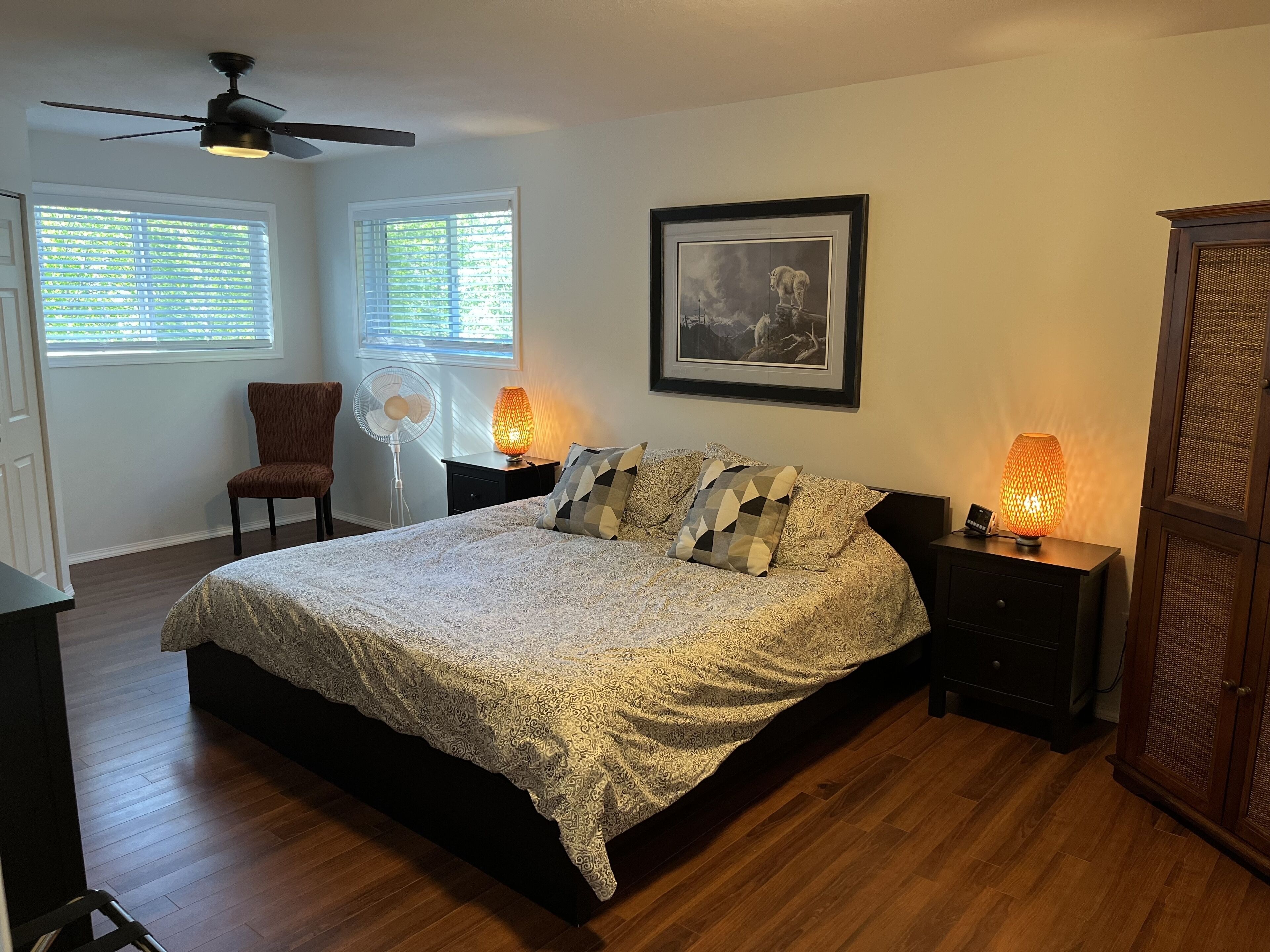 Large Lakefront Home w Private Dock  & picturesque Mountain Views on Jewel Lake!