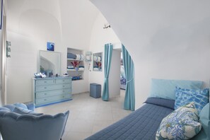 2 chambres, matelas mémoire de forme, bureau, fer et planche à repasser