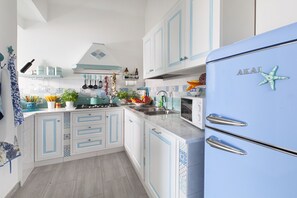 Réfrigérateur, micro-ondes, plaque de cuisson, lave-vaisselle
