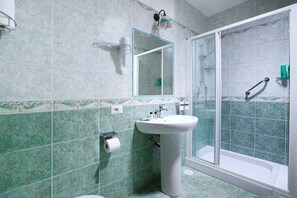 Douche, sĂšche-cheveux, serviettes fournies