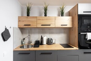 Kühlschrank, Mikrowelle, Ofen, Geschirrspüler