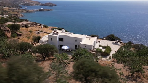 Villa with panoramic sea view. 12min walk to the beach of Platys Gialos. 
