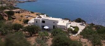 Villa with panoramic sea view. 12min walk to the beach of Platys Gialos. 