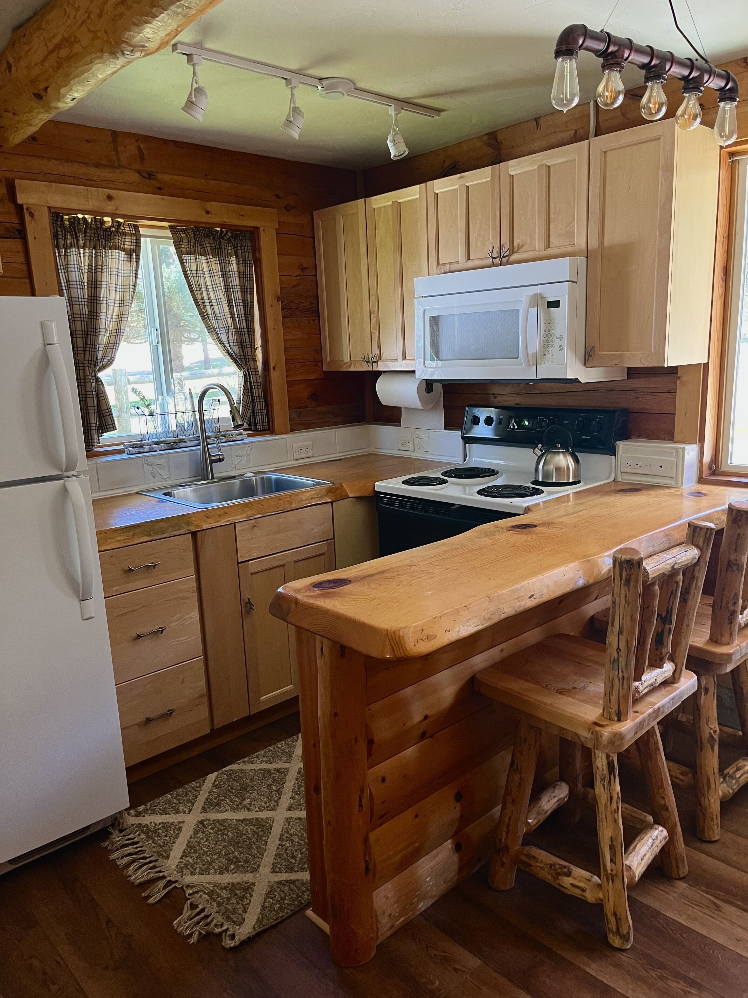 Riverfront Cozy Cabin with spacious hot tub on the Middle Fork Payette River.