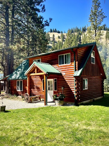 Riverfront Cozy Cabin with spacious hot tub on the Middle Fork Payette River.