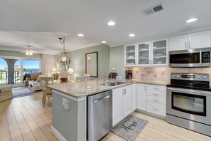 Kylskåp, mikrovågsugn, ugn och spishäll