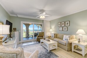 Smart-tv, dvd-spelare och böcker