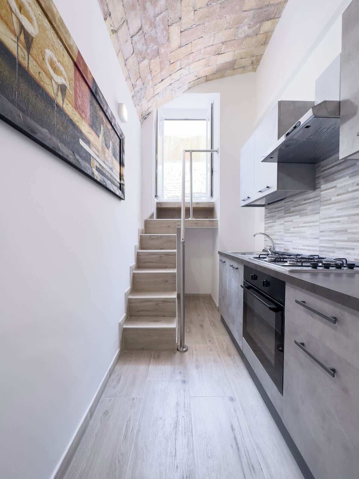 Kühlschrank, Ofen, Herdplatte, Wasserkocher mit Kaffee-/Teezubehör