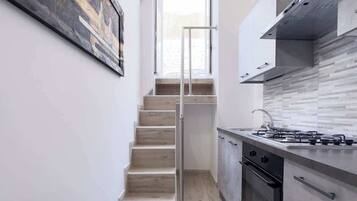 Fridge, oven, stovetop, coffee/tea maker