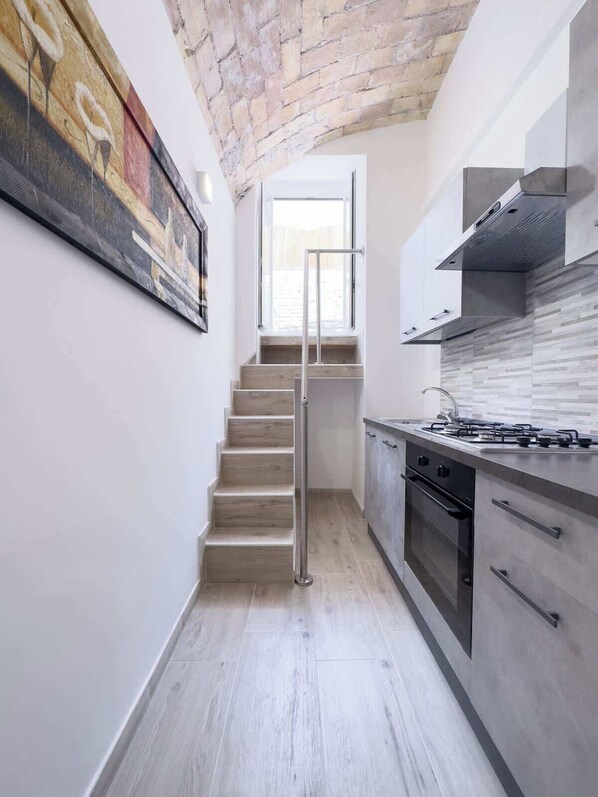 ثلاجة، فرن، موقد طهي مسطح، ماكينة لصنع القهوة/الشاي