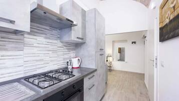 Réfrigérateur, four, plaque de cuisson, cafetiÚre/bouilloire